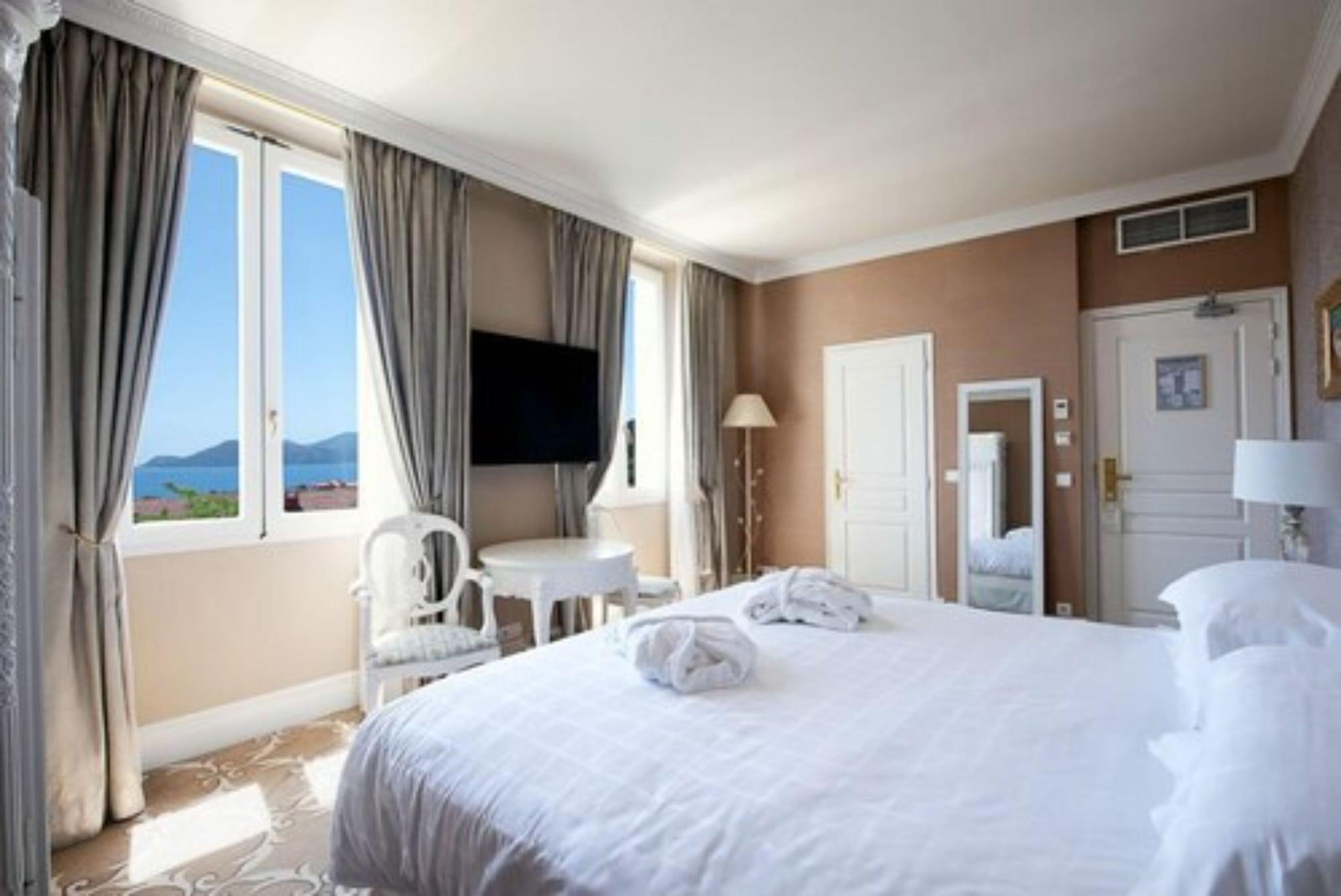 Hotel Chateau De La Tour Канны Экстерьер фото