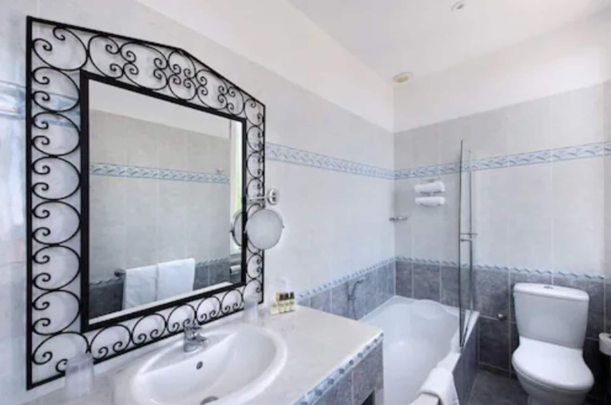 Hotel Chateau De La Tour Канны Экстерьер фото